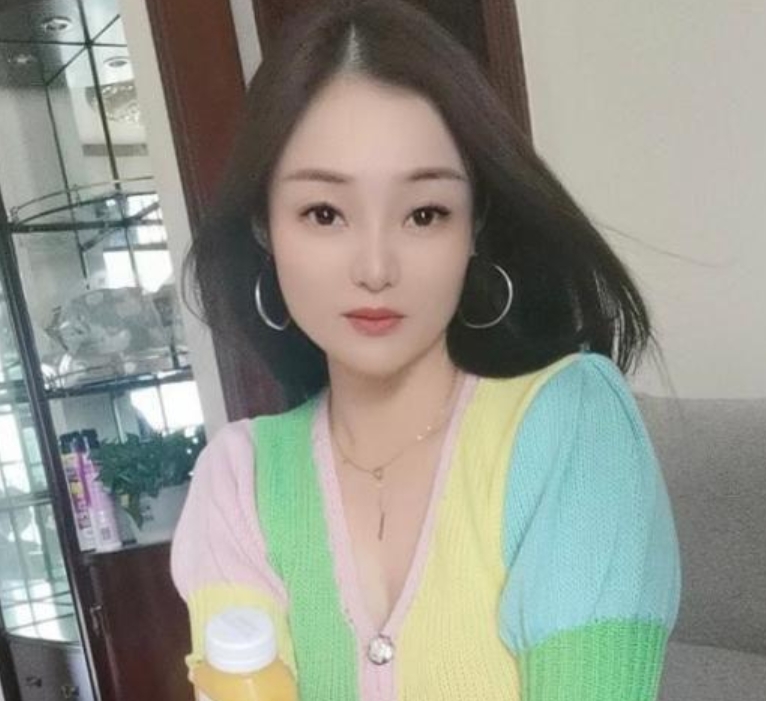 S型制服骚比妹子