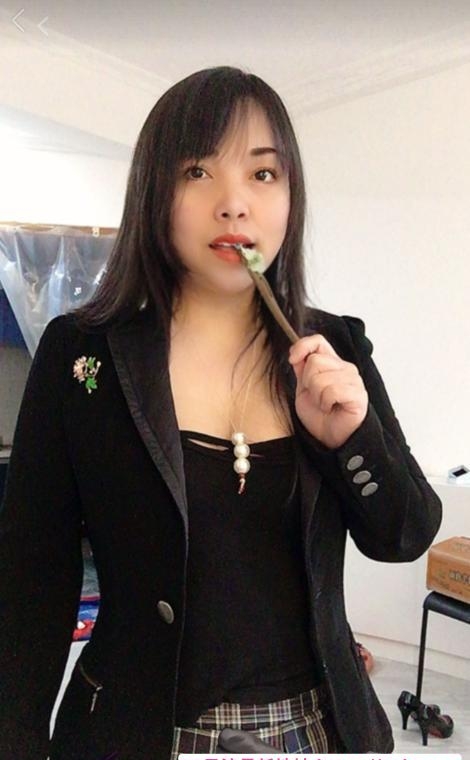 三峡广场小姐姐