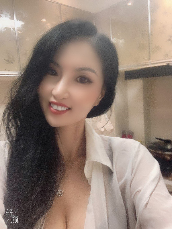 丝袜风情妖媚人妻