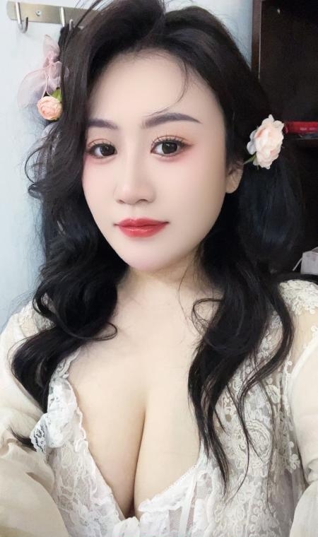 丰满大奶小姐姐