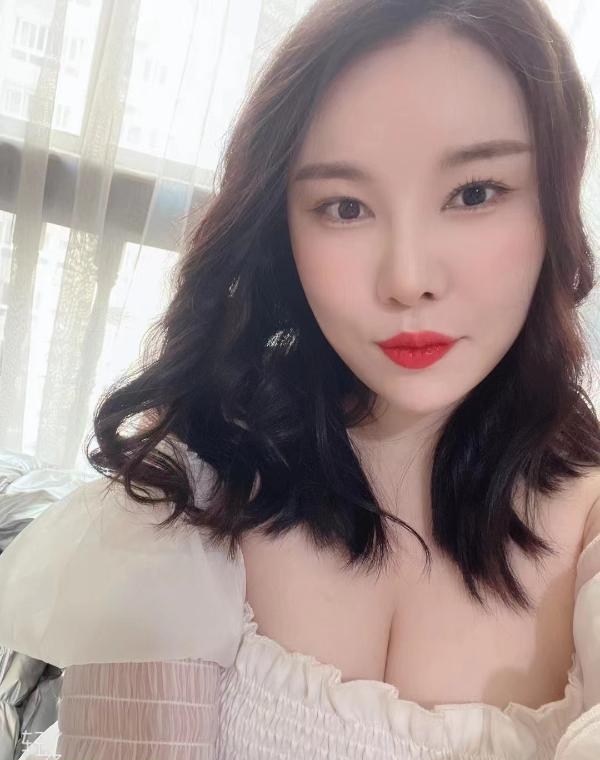 会点日语的大奶小姐姐