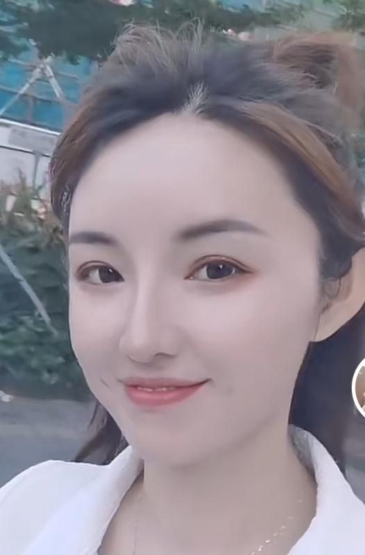 俏皮的小姐姐