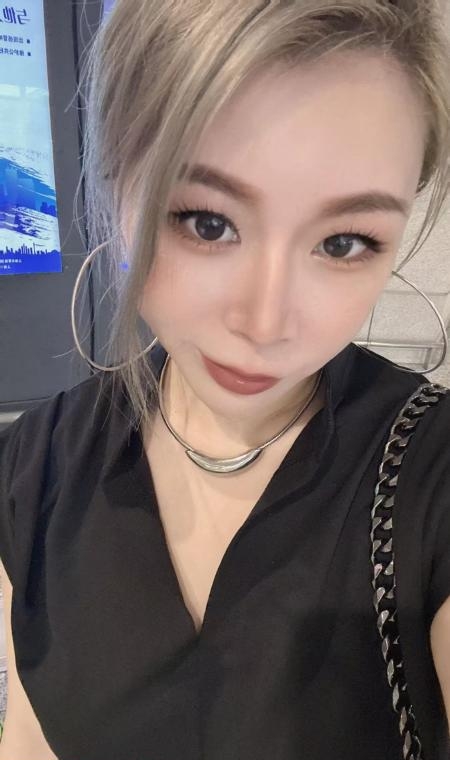 倒挂美娇娘猫咪