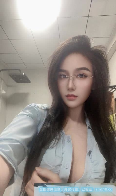 前凸后翘白苏妹