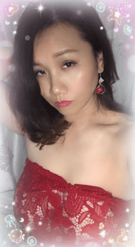 南海练瑜伽的少妇