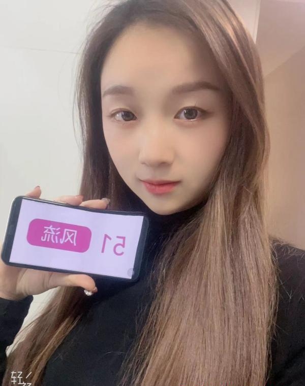 可蛇纹的美女桃子