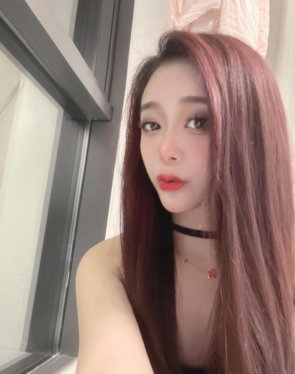 大眼长腿小姐姐