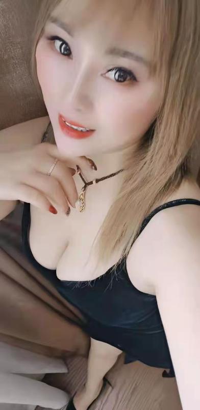 大胸小少妇