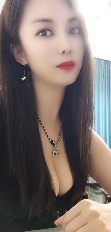 大胸眼镜娘红太狼