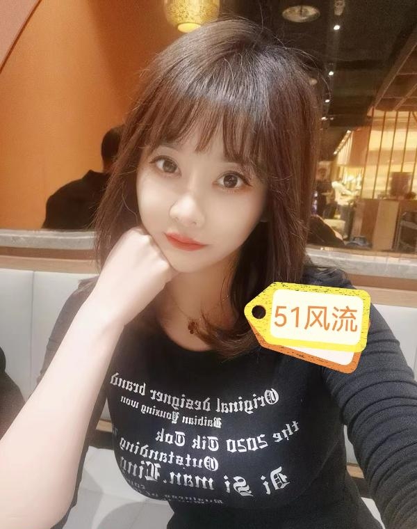 大胸露西服务