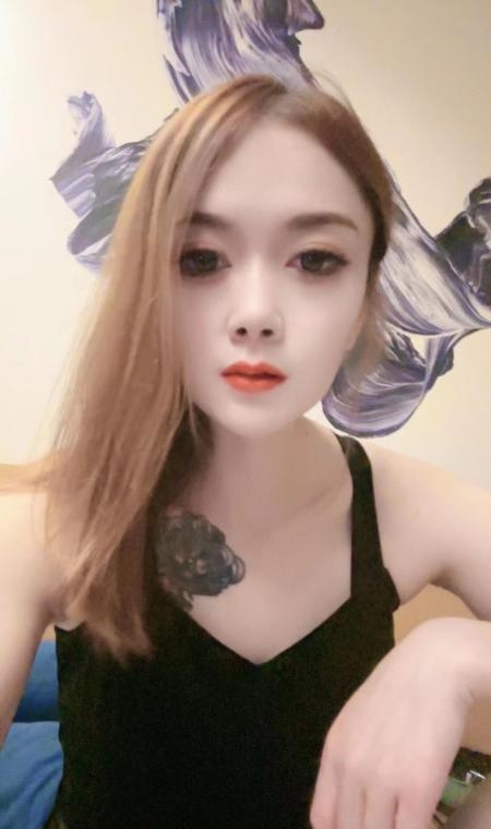 天心长腿气质少妇娃娃