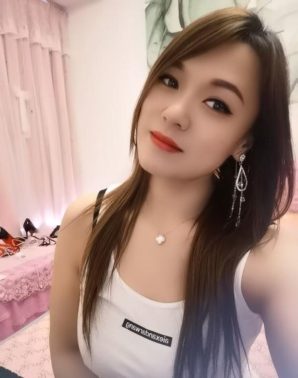天鹅湖甜美妹子