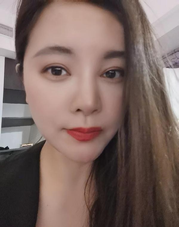 娇小而丰满的妹子