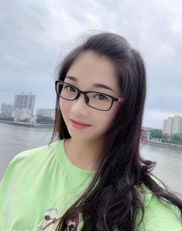 宝安妖媚眼镜妹