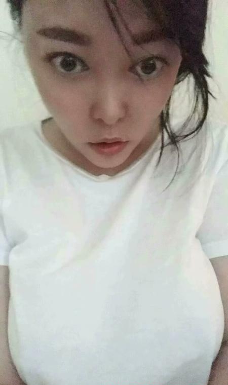 巨乳眼镜琪姑娘