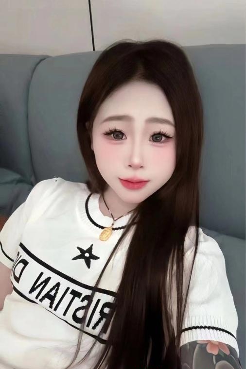 很稚嫩的小姐姐