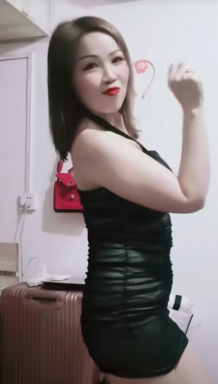 很诱惑的胸推美人