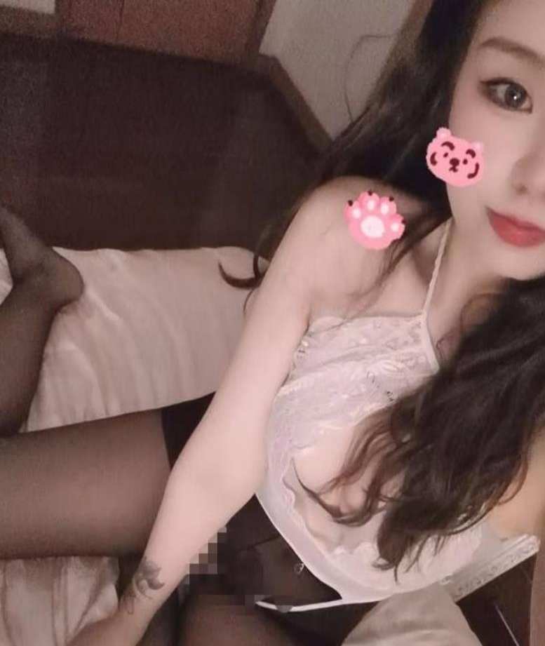 性感美臀妞可舌吻