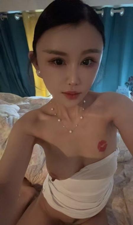 成华苗条纹身骚女