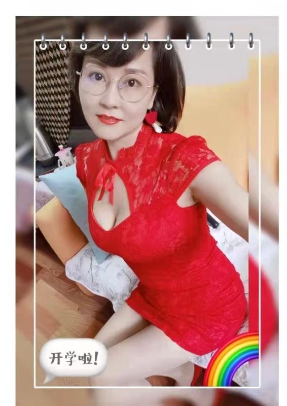 普陀妩媚眼镜女