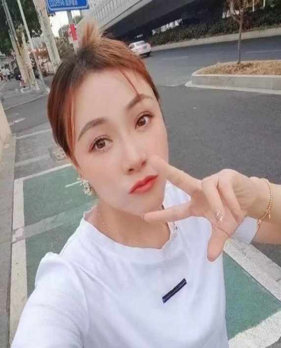 河定桥彤彤