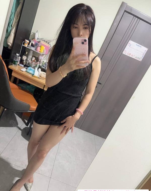 浦东白皙长腿丝足少妇