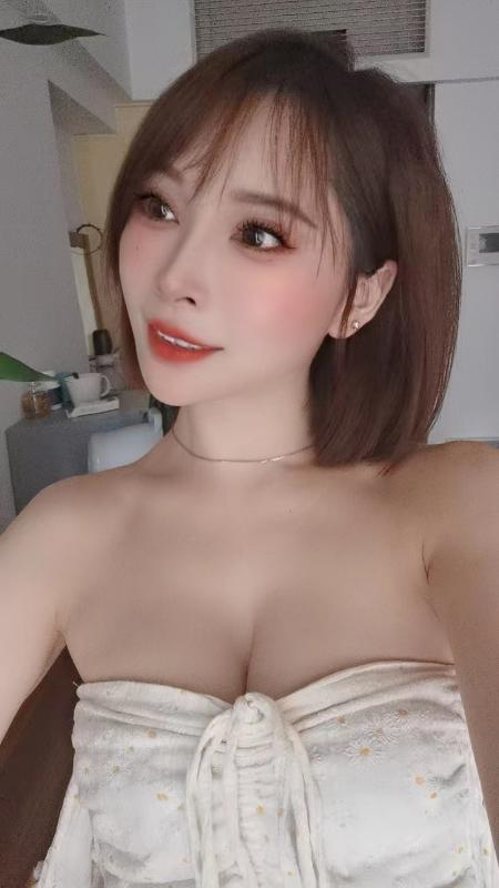 海珠短发大奶小骚女