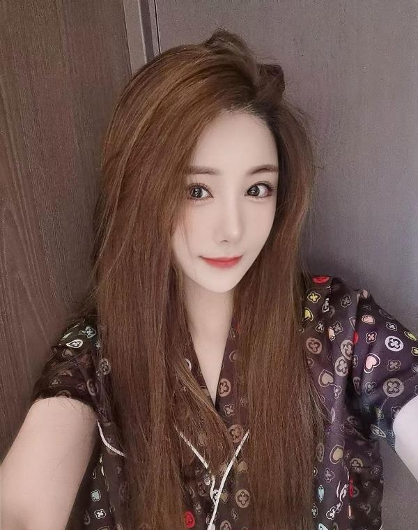 清纯美乳女友绾绾