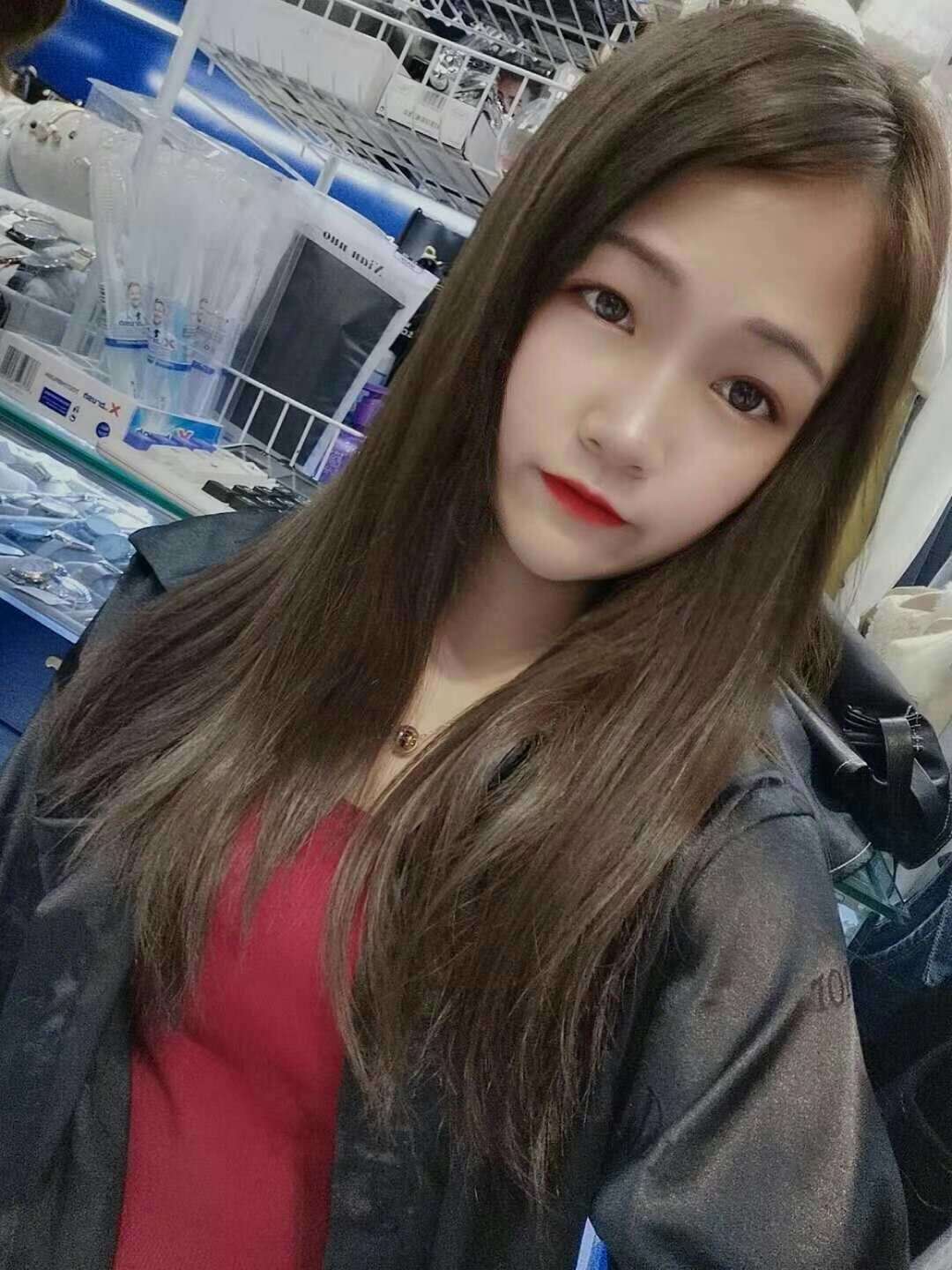漂亮，胸大，腿长
