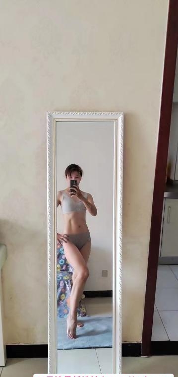 热爱健身的马甲线美女