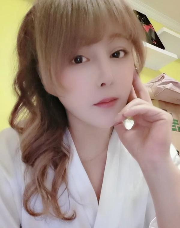 爱笑御姐萌萌