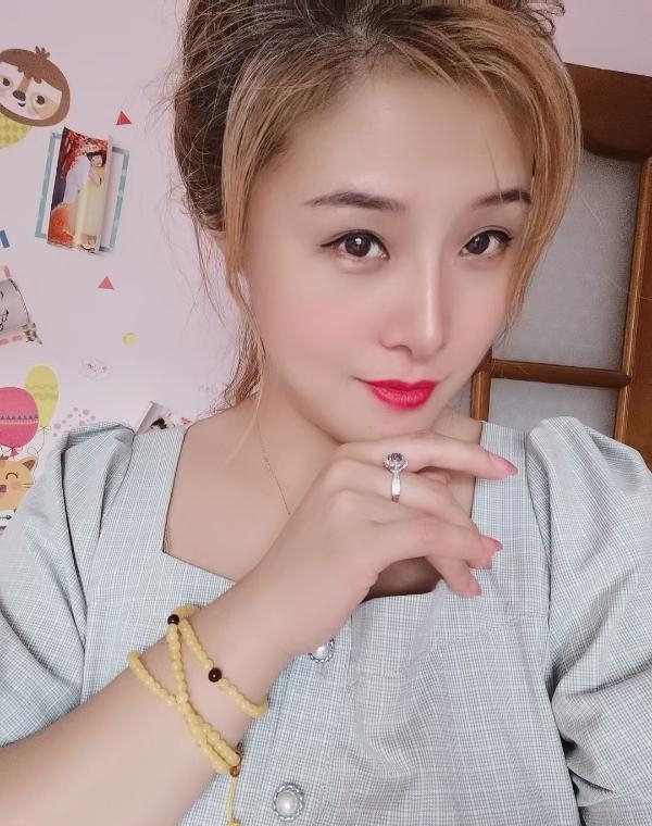 爱笑的骚妹子