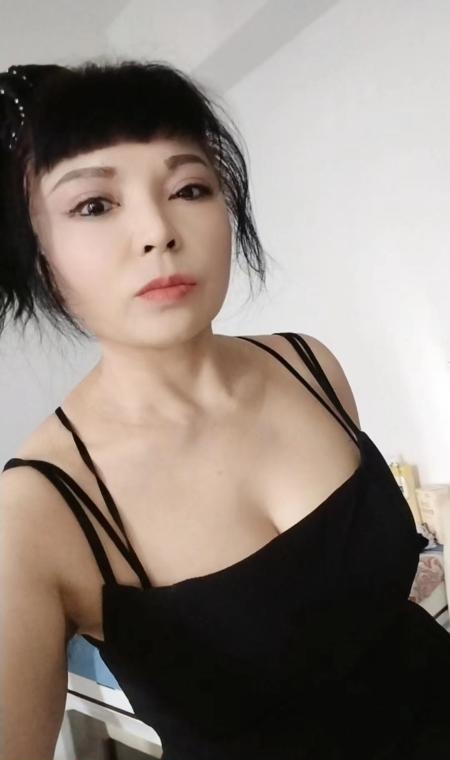 玩具很多的少妇