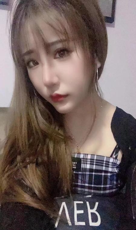 白嫩的骨感小妹