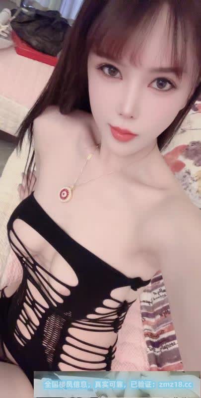 白嫩美乳御姐