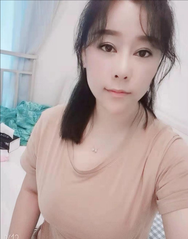 白领口爆少女