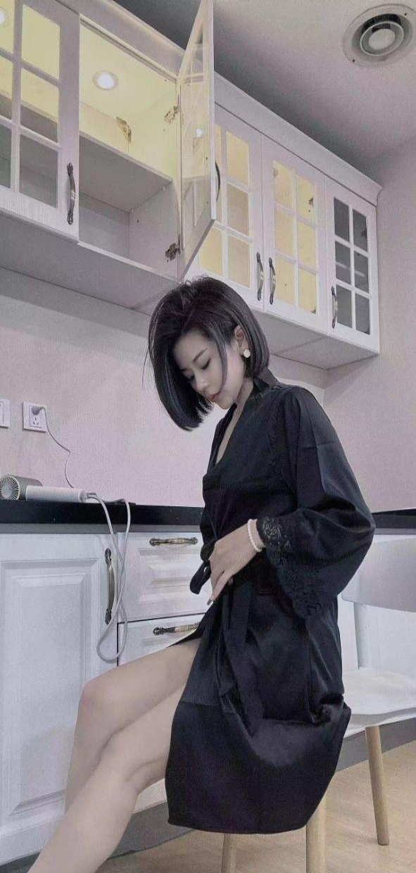 短发妩媚小女人可乐