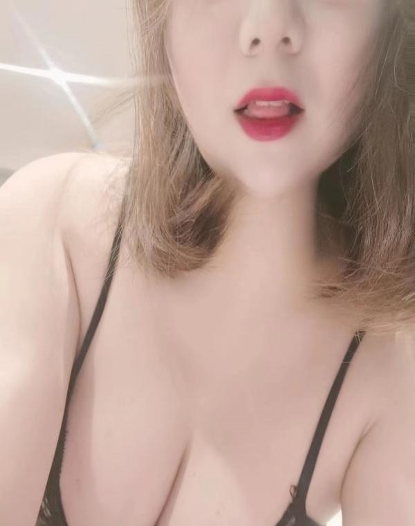 短发巨乳童颜少妇