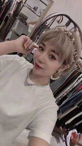 短发美女