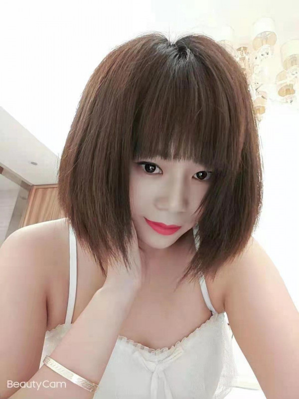 短发美女
