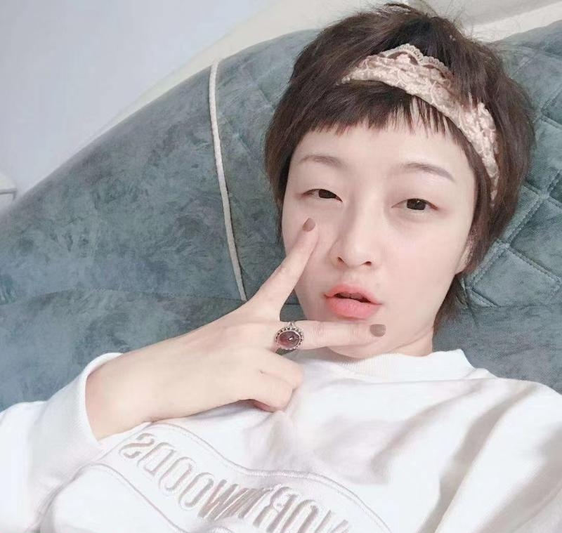 短发风骚丸子妹