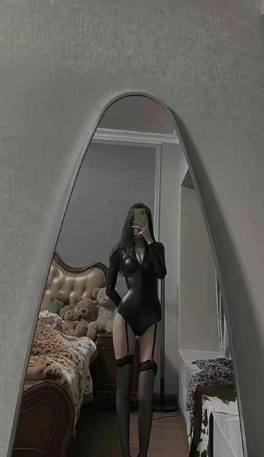 粉嫩滴水小少妇