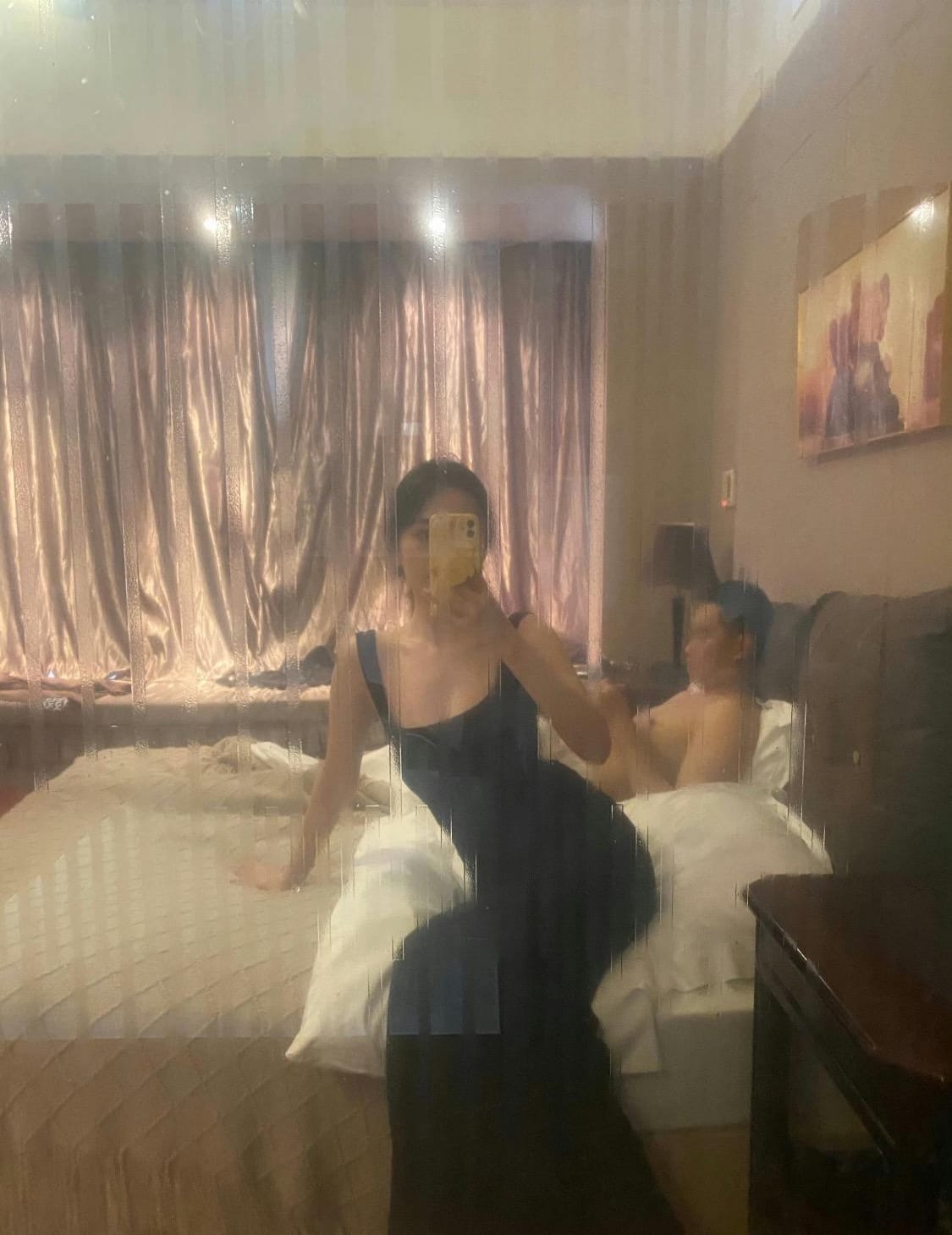 粉逼大奶纯欲骚妹玩得开十足炮架子