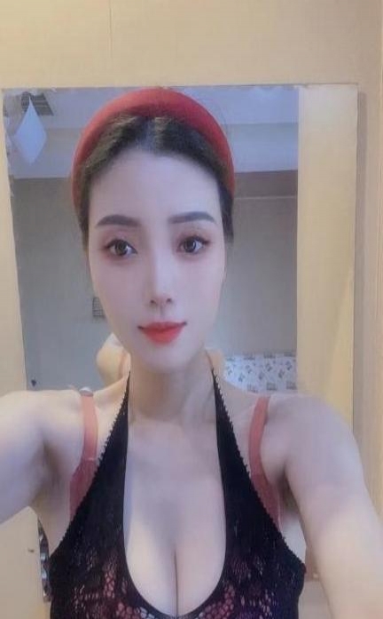 美乳玉腿小心宝