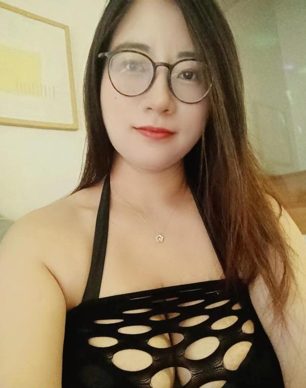 翻吃巨乳妹子