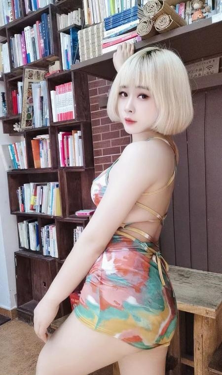 肉丝大屁股骚妹子