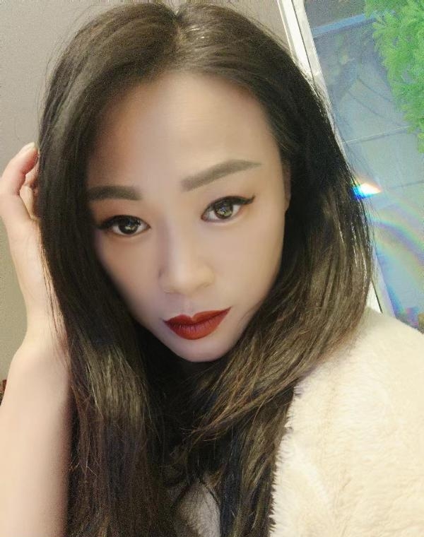 肚脐上的美妇