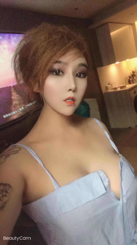 花臂大奶骚女