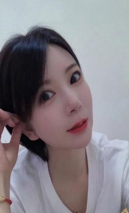 苗条大胸妹