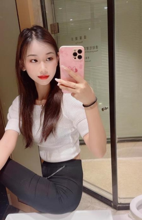 苗条高个小姐姐